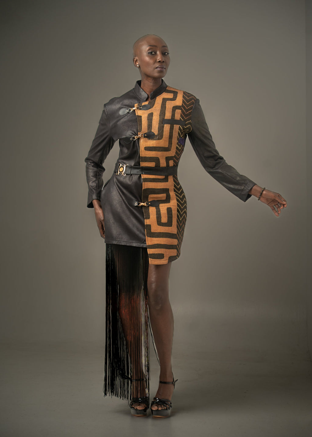 Veste-Robe LOBIKO – Simili-Cuir & Raphia, Pièce Unique – vue 3 – S.Keïdgi