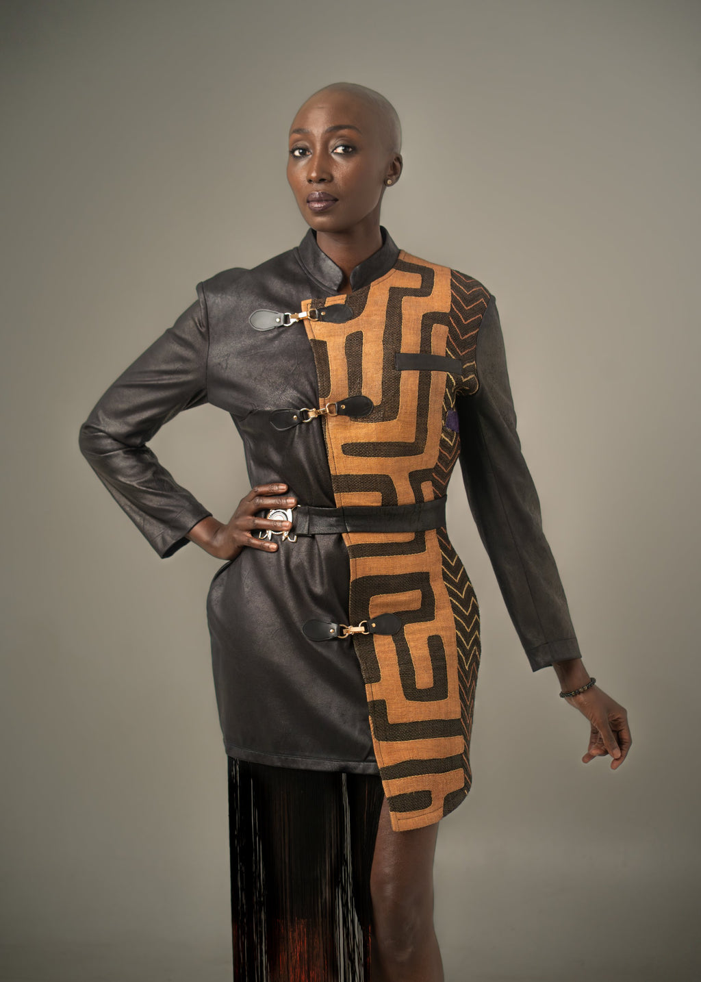 Veste-Robe LOBIKO – Simili-Cuir & Raphia, Pièce Unique – vue 2 – S.Keïdgi