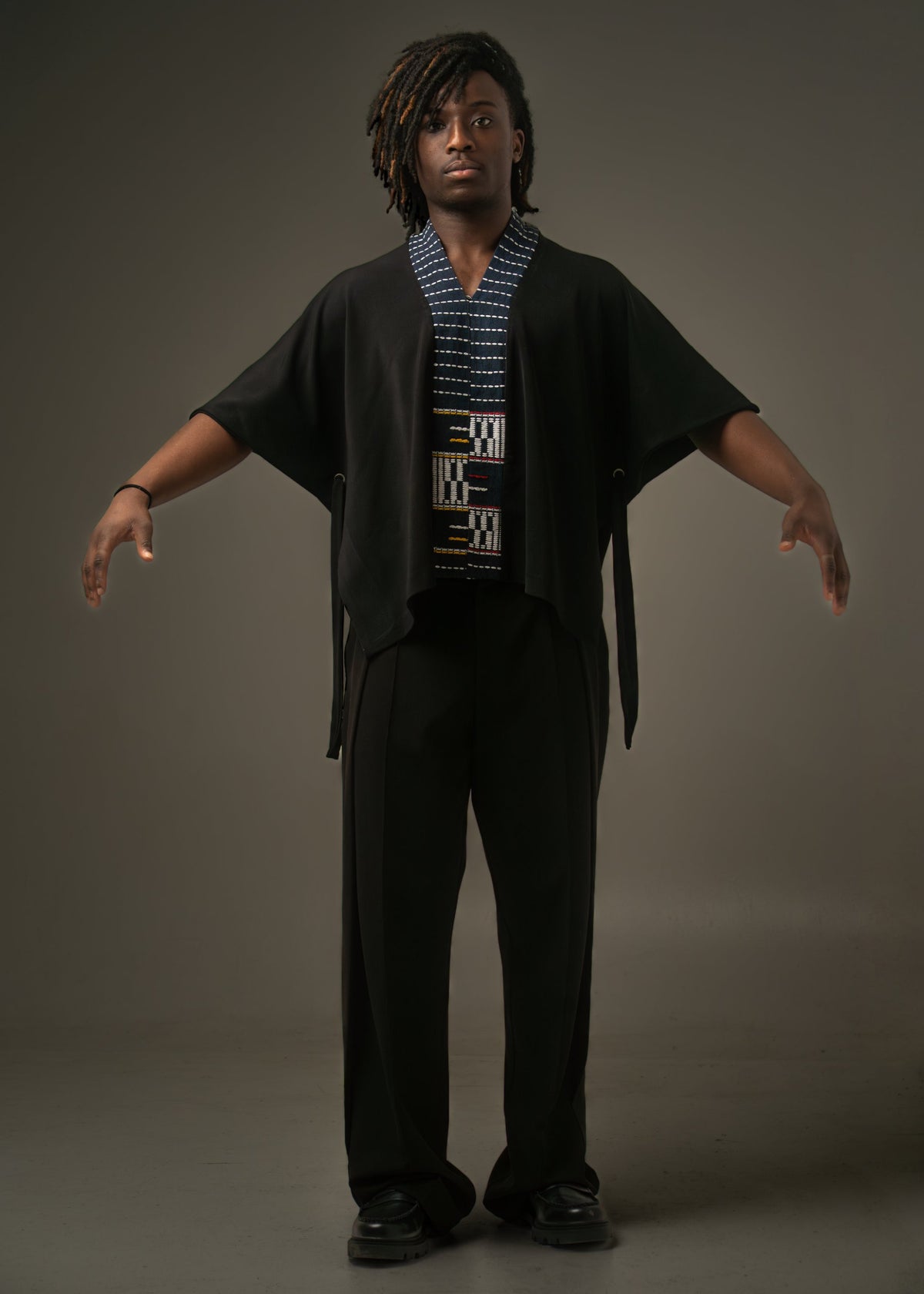 Chemise Kouamé – Tissu Baoulé & Crêpe Noir – vue 4 – S.Keïdgi