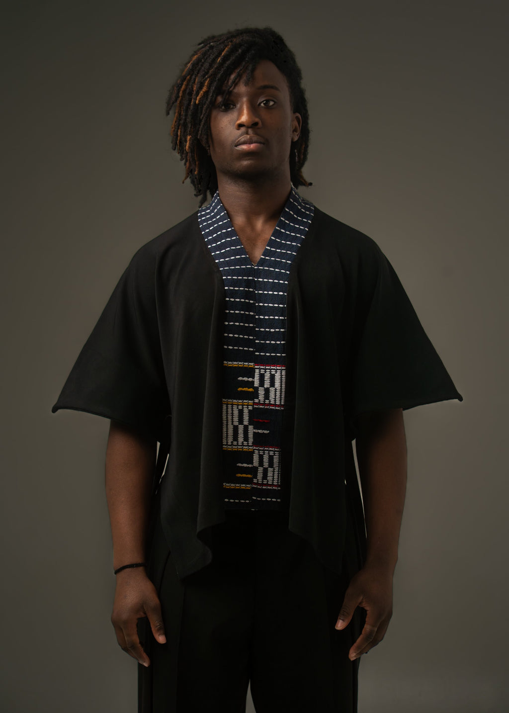 Chemise Kouamé – Tissu Baoulé & Crêpe Noir – vue 5 – S.Keïdgi