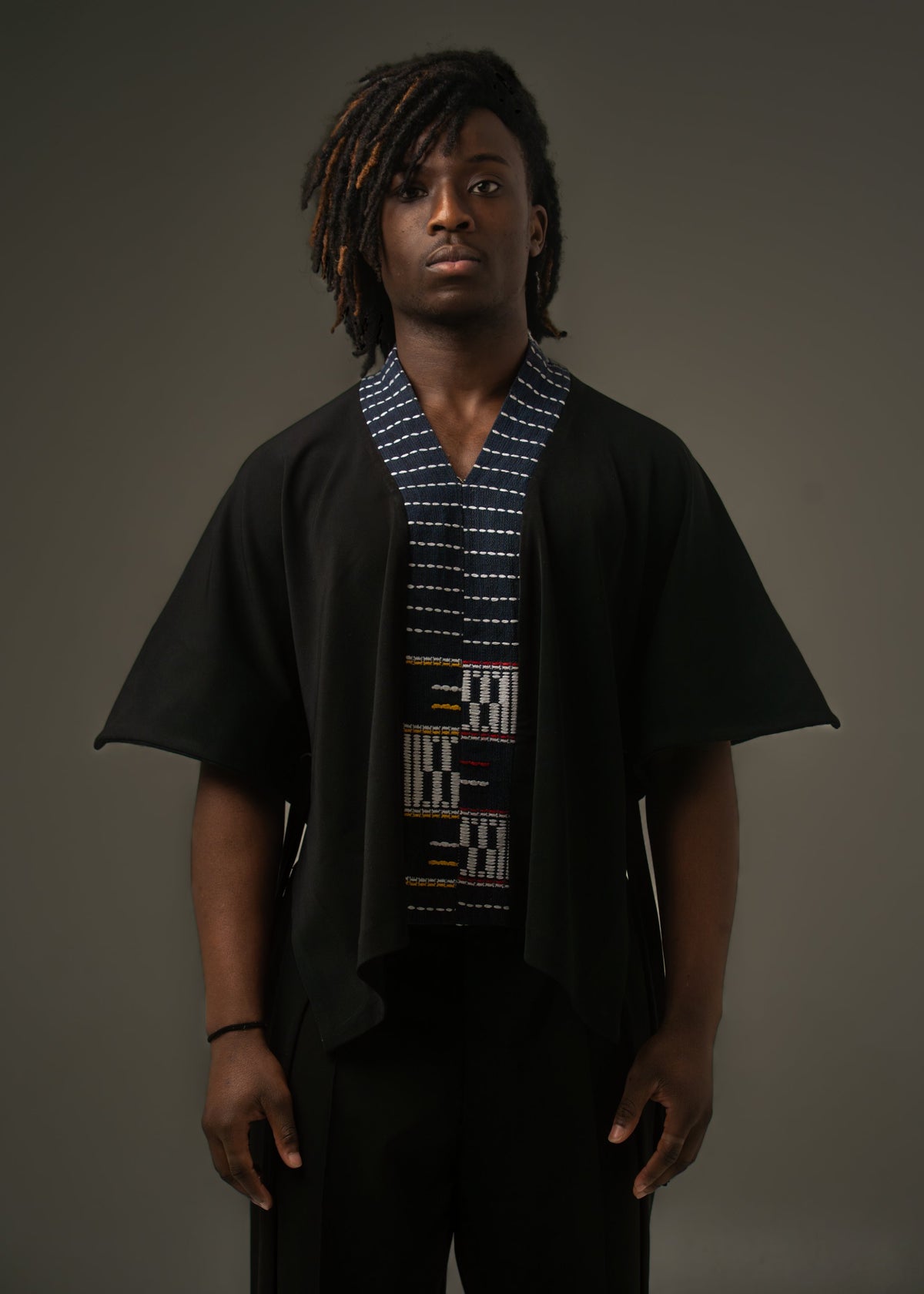 Chemise Kouamé – Tissu Baoulé & Crêpe Noir – vue 5 – S.Keïdgi