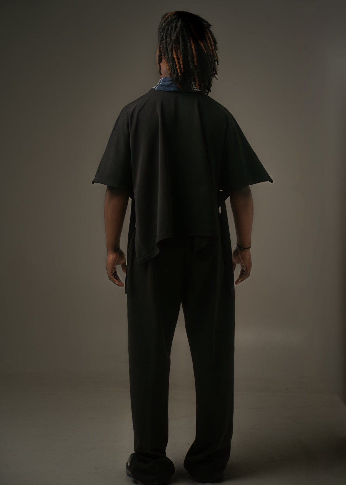 Chemise Kouamé – Tissu Baoulé & Crêpe Noir – vue 3 – S.Keïdgi