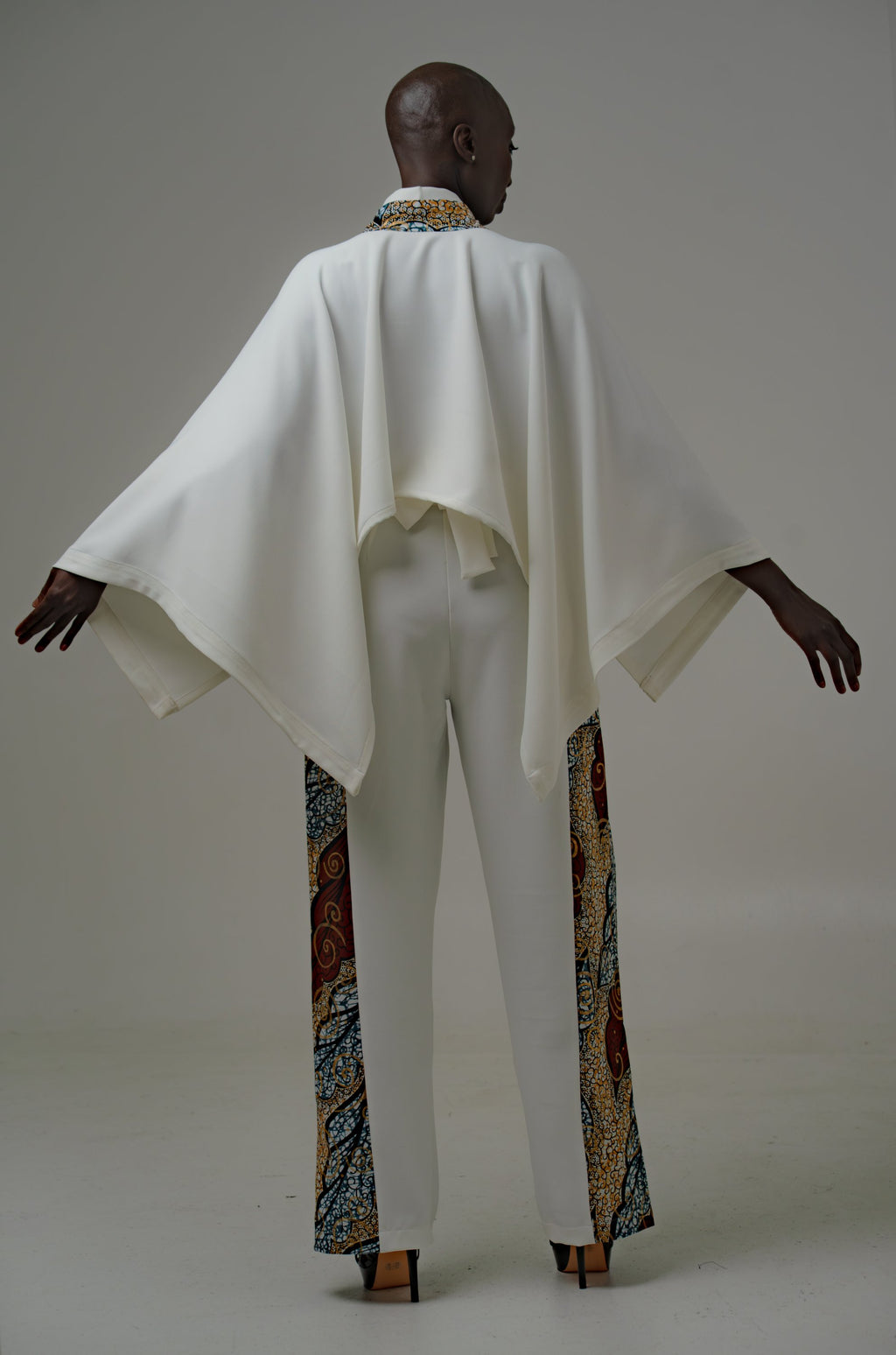 Cape Élégance NZAÉ – Wax Afro-Chic – vue 2 – S.Keïdgi