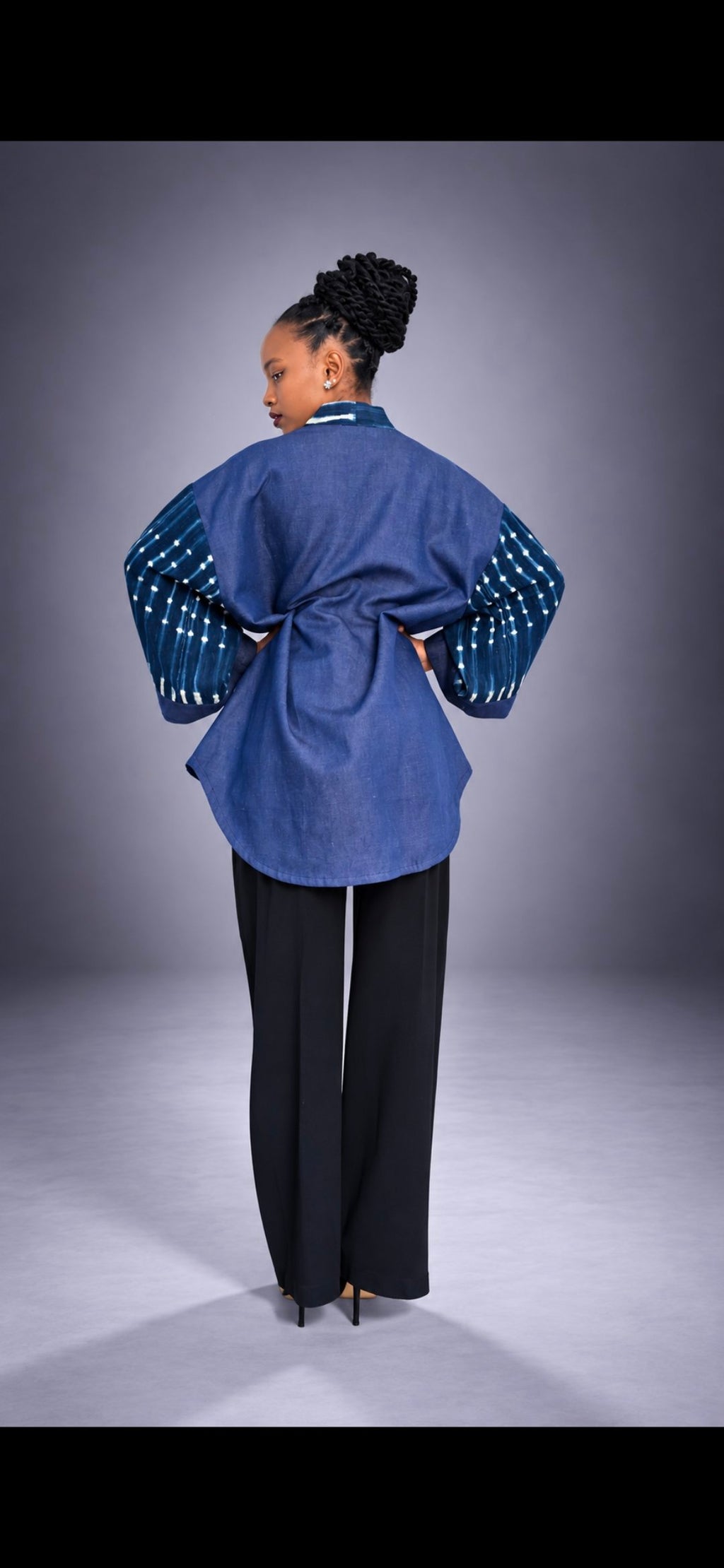 Kimono NZELA – Jean Brut & Bogolan Indigo Burkina – vue 3 – S.Keïdgi